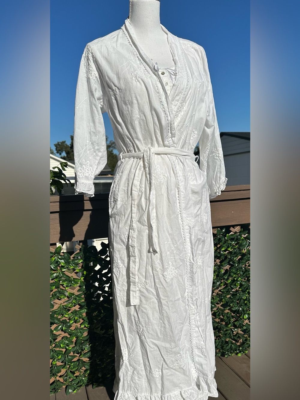 ✨Eileen West✨
 2011 Classic White Embroidered Gown and Robe with Tie Belt 
SMALL